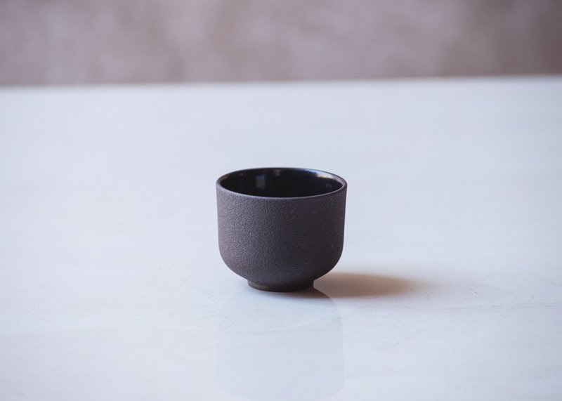 EMMA 黑砂手工杯 完美呈現單份濃縮咖啡或清酒的風味。 - 杯子 - 陶 黑色