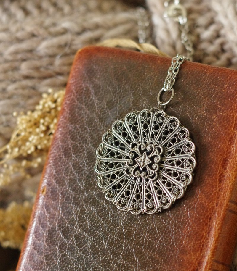 Antique rare silver lace carved round necklace N712 - สร้อยคอ - โลหะ สีเงิน