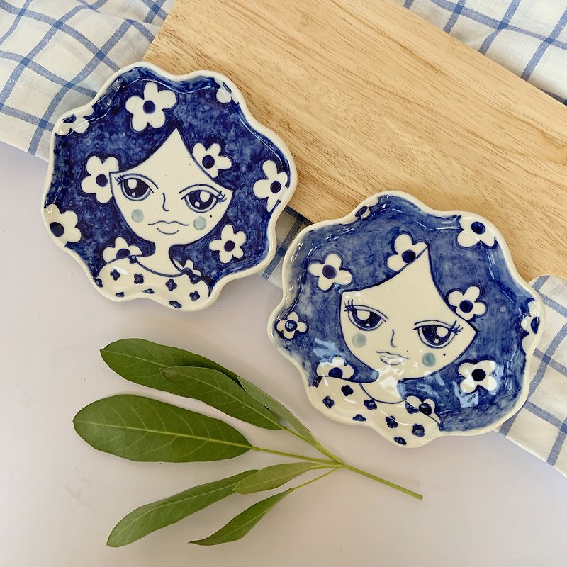 Phaka and her flower | Ceramic plate  (short hair) - จานเล็ก - ดินเผา สีน้ำเงิน