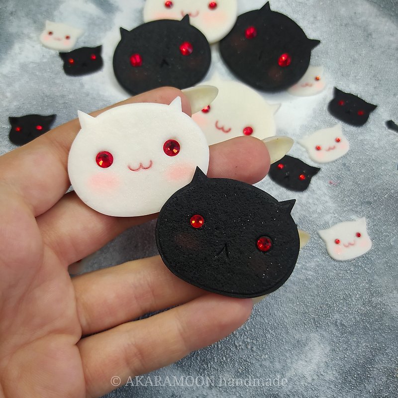Brooch pin | Black & White cats | Kawaii kitty jewelry - 胸針/心口針 - 其他材質 多色
