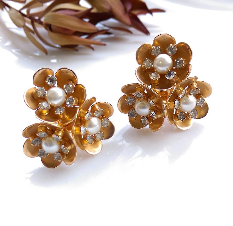 Western antique ornaments. KRAMER three blooming clip earrings - ต่างหู - โลหะ สีทอง