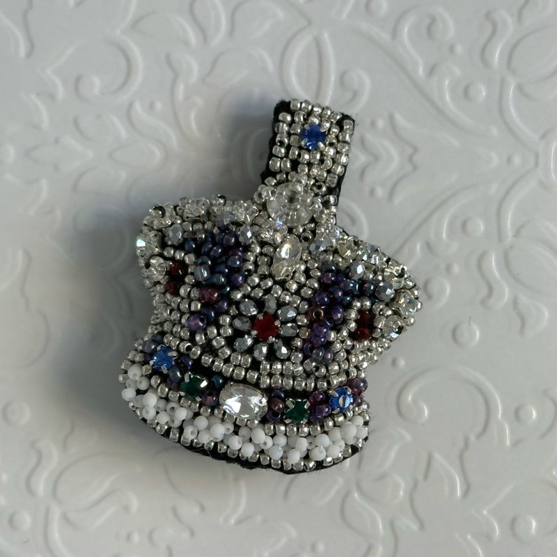 Beaded Little Crown Pin Magnet - Brooches - Other Materials Multicolor