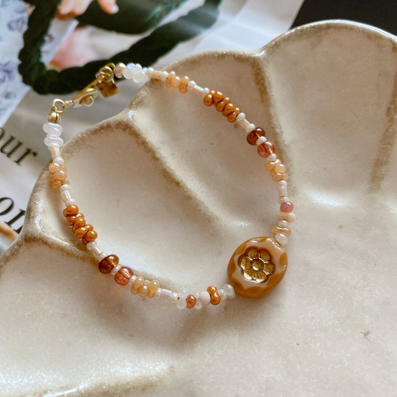 Caramel Flower-Czech Bead Bronze Bracelet - สร้อยข้อมือ - ทองแดงทองเหลือง หลากหลายสี