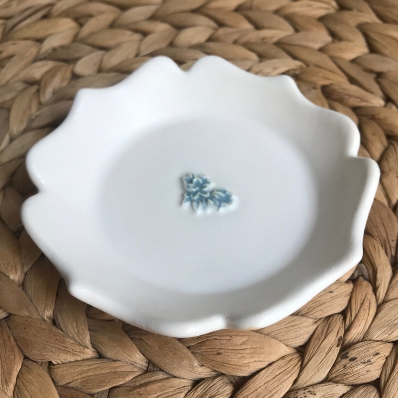 Dejavu Ceramics 手作陶瓷浮雕花鳥小盤 - 碟子/醬料碟/醬油碟 - 瓷 白色