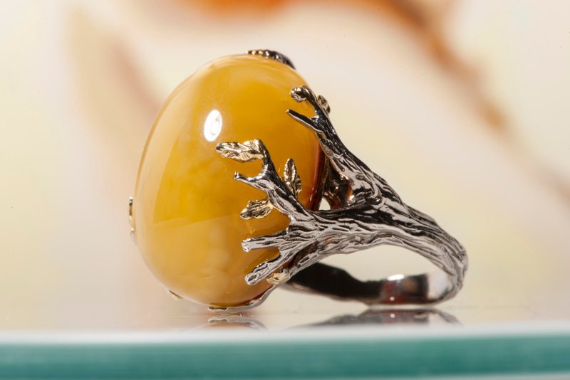 Orange amber ring with natural crust, Orange amber ring, Sterling silver ring - 戒指 - 半寶石 黃色