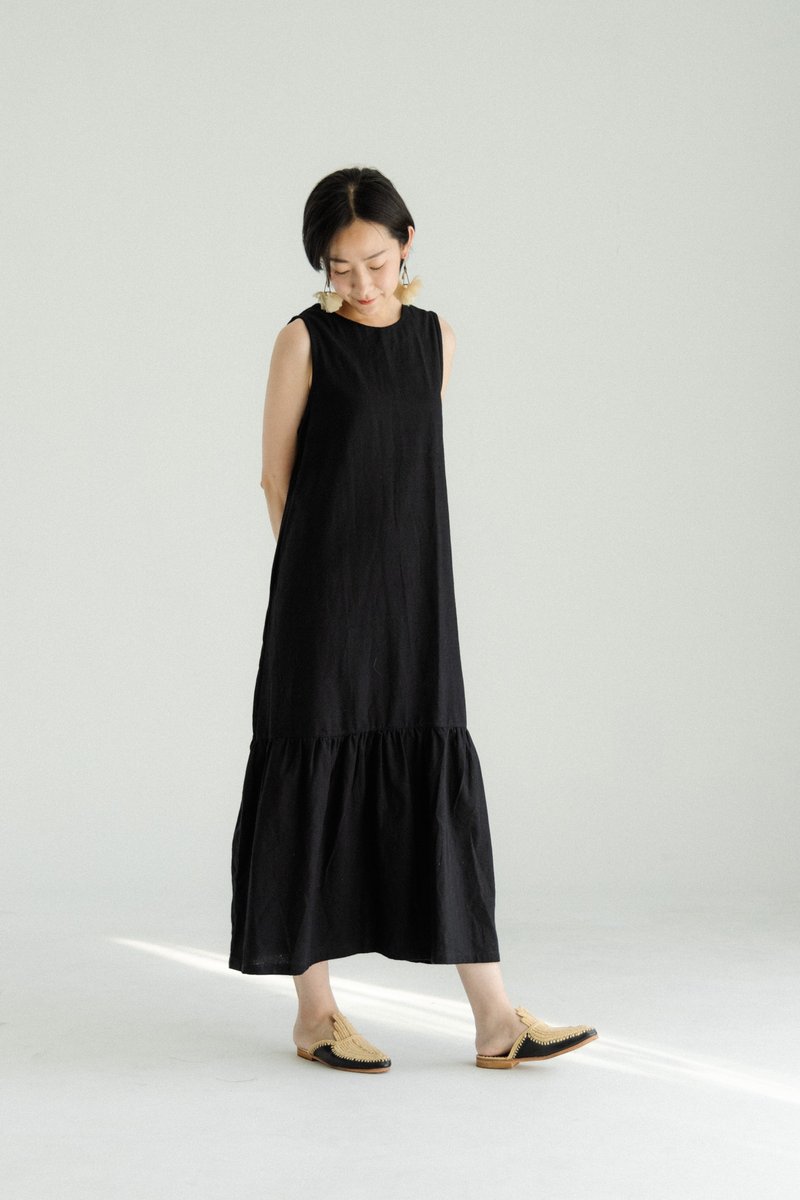 Sleeveless dress with round neck and hem design_black - ชุดเดรส - ผ้าฝ้าย/ผ้าลินิน สีดำ