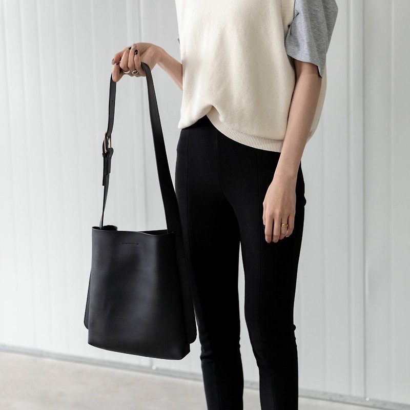 Black Morandi Envelope Tri-color Soft Leather Gentle Mother-and-Sleeve Tote Bag - กระเป๋าแมสเซนเจอร์ - หนังเทียม สีดำ