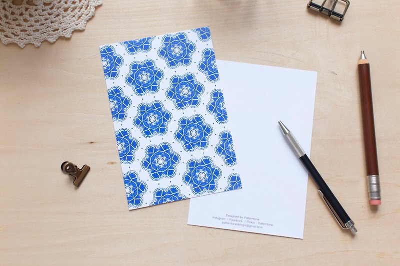 パターントーン青と白シリーズ青と白の花のポストカード - カード・はがき - 紙 ブルー