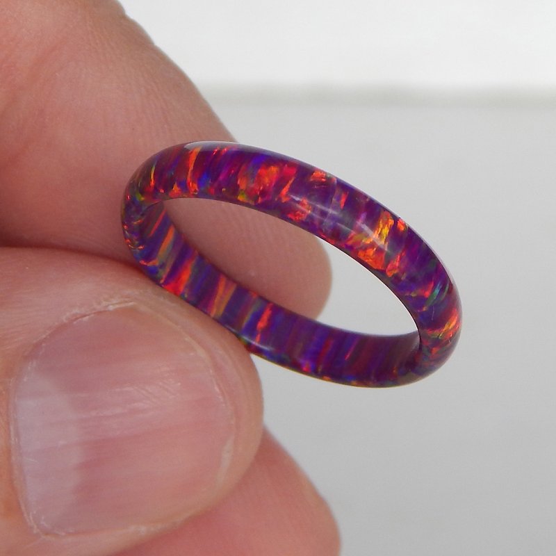Very beautiful ring of opal. Solid opal ring. Synthetic opal ring. - แหวนทั่วไป - วัสดุอื่นๆ สีม่วง