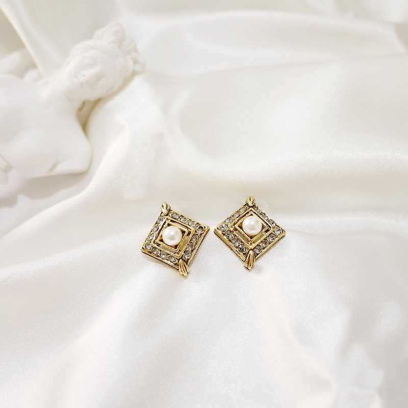 Parisian classic elegant square pearl earrings - ต่างหู - โลหะ ขาว