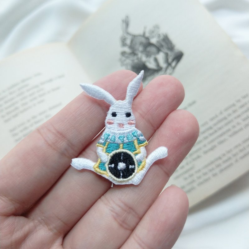 英國童話愛麗絲白兔刺繡徽章/燙貼 - 胸針 - 繡線 白色