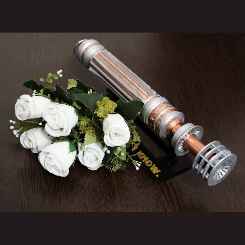 Wedding bouquet holder inspired by Leia's lightsaber hilt - 乾燥花/永生花 - 塑膠 金色