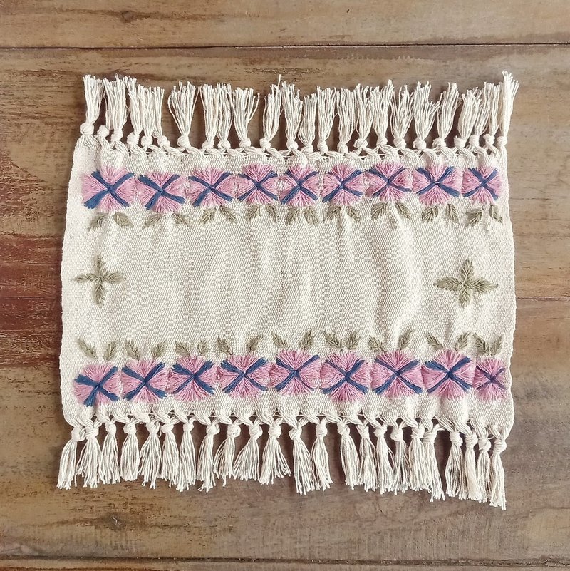 草木染めの手刺繍クロス / 棚飾り / 手織りコットン / 藍とピンクの小花、葉っぱ / 1点もの, one-of-a-kind, 敷物, インテリア飾り - 其他 - 棉．麻 白色