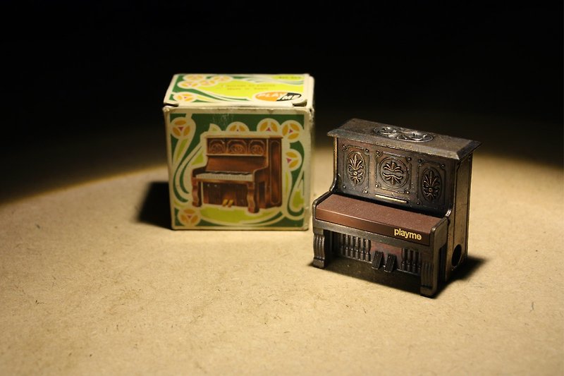 Purchased from the Netherlands at the end of the 20th century, the old piece PLAYME Spanish antique pencil sharpener piano model with box - ของวางตกแต่ง - ทองแดงทองเหลือง สีนำ้ตาล