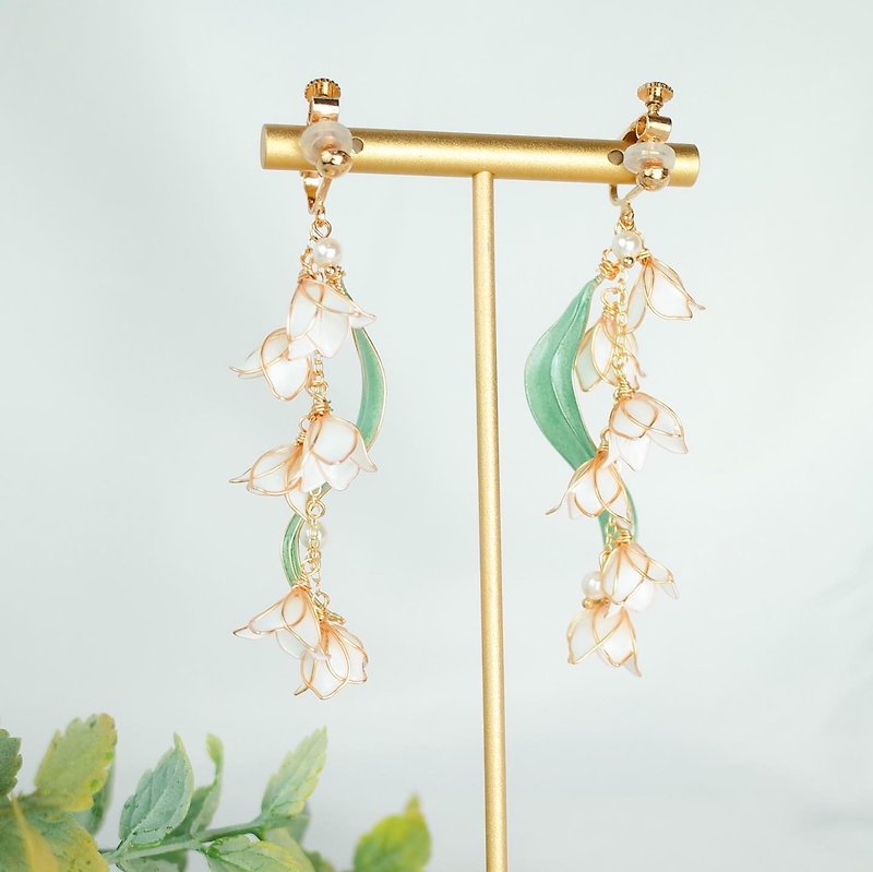 lily of the valley earring earpin Clip-On - ต่างหู - เรซิน ขาว