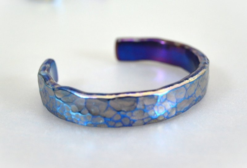 Titanium bangle, pure titanium bangle = blue Silver eight = oval, 57mm - สร้อยข้อมือ - โลหะ สีน้ำเงิน