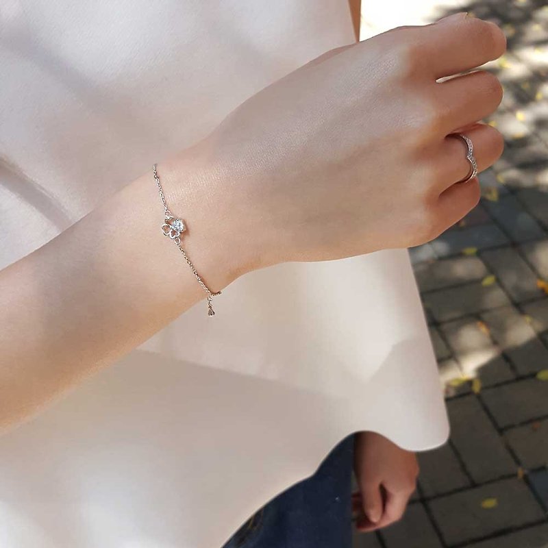 Single diamond clover bracelet | light jewelry | sterling silver. Lucky little things. Featured bracelet - สร้อยข้อมือ - เงินแท้ หลากหลายสี