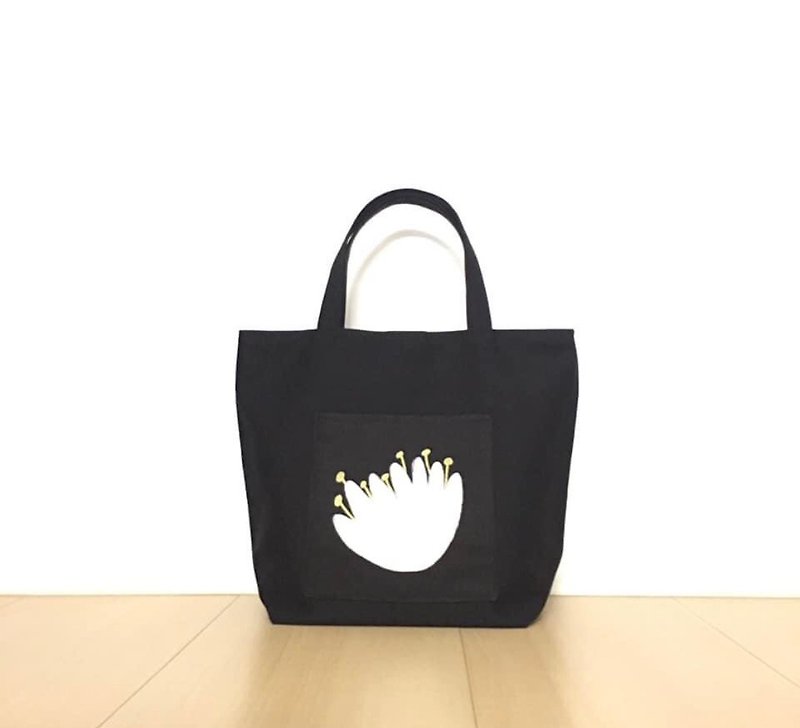 Love black. tulip. Tote bag with outer pocket. Inner bag. Magnetic button. canvas. Hard bottom and good storage - กระเป๋าถือ - ผ้าฝ้าย/ผ้าลินิน สีดำ