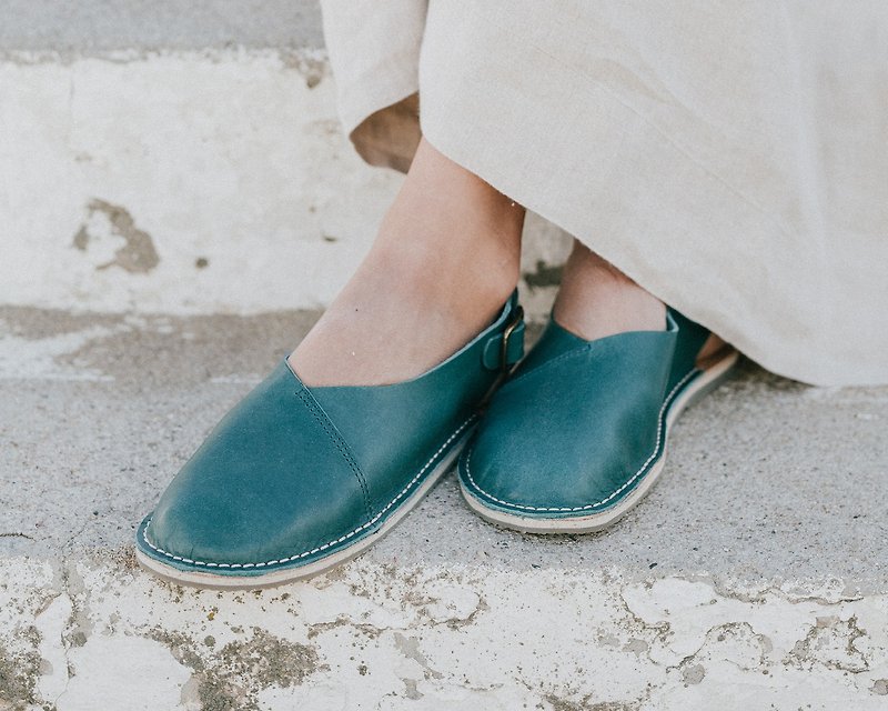 รองเท้าแตะหนังสีฟ้าเขียว, รองเท้าแตะฤดูร้อน, รองเท้าแตะมีสายรัดด้านหลัง - รองเท้าลำลองผู้หญิง - หนังแท้ สีน้ำเงิน
