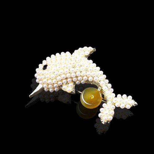 瓔珞珠寶盒 E.L.Jewelry Box 冰黃翡平安扣珍珠海豚設計款胸針 | 天然緬甸玉A貨翡翠 | 送禮