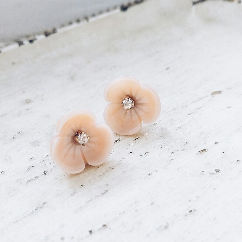 momolico peach lico shell flower earrings 3-petal apricot