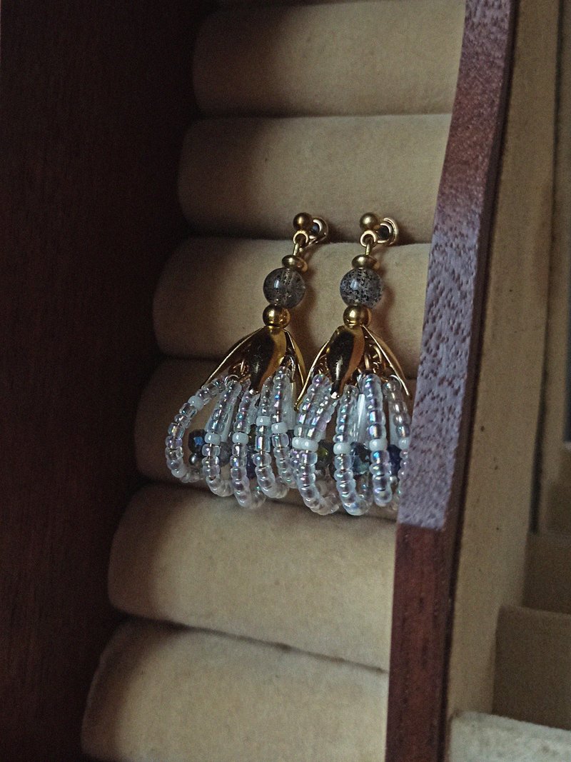 線型鏤玉蘭垂墜耳環 / 銀白與天然石 - 耳環/耳夾/耳骨夾 - 水晶 多色