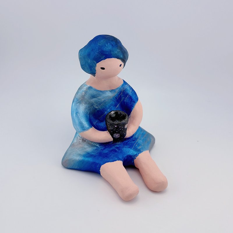 娜式陶/宇宙小女孩/喝一杯宇宙/陶土雕塑/禮物 - 擺飾/家飾品 - 陶 藍色
