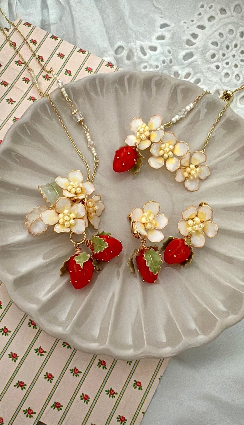 Strawberry necklace in the countryside - สร้อยคอ - วัสดุอื่นๆ สีแดง