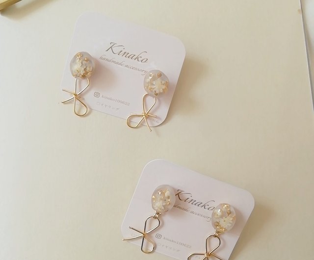 スターフラワー 揺れるワイヤーリボンのイヤリング ピアス スター