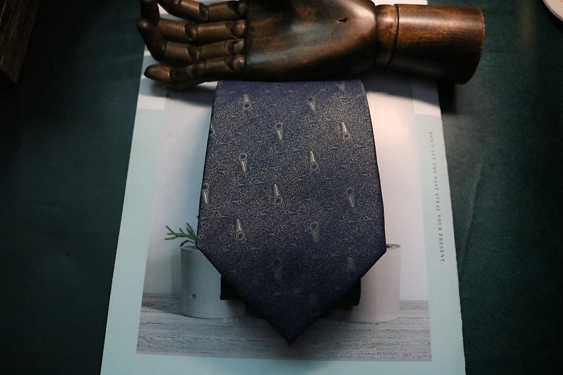 青い円錐体プリントのネクタイはシルクでカジュアルなものです。