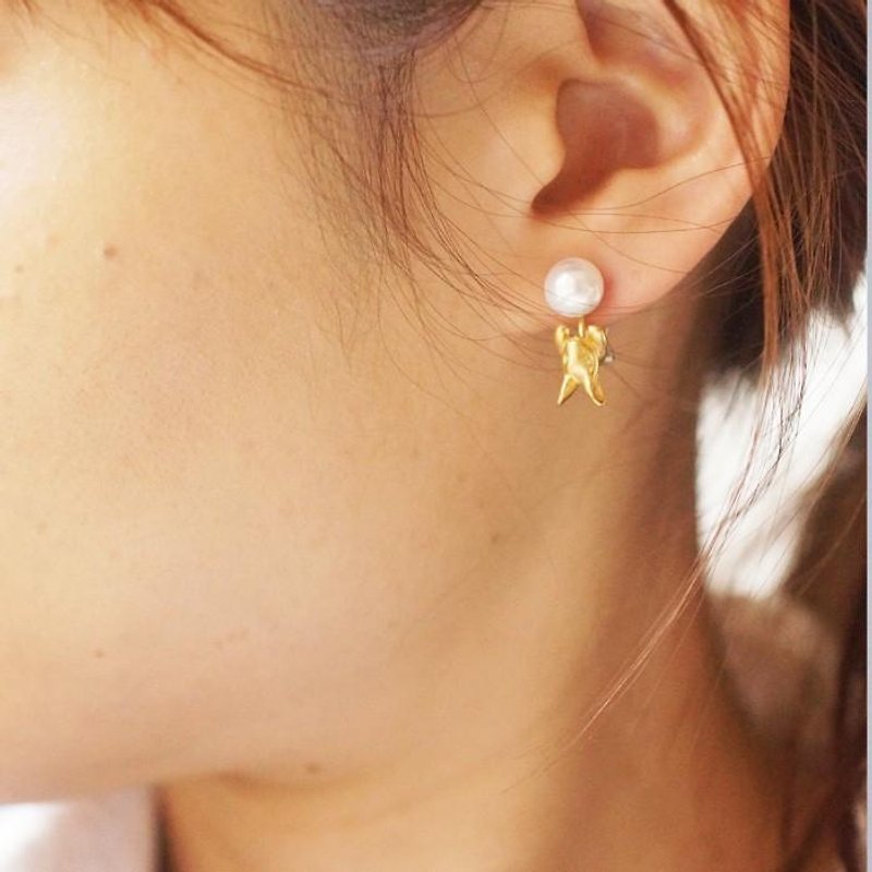 Pearl and Rabbit Clip-On Matte Gold One Ear - ต่างหู - ไข่มุก สีทอง