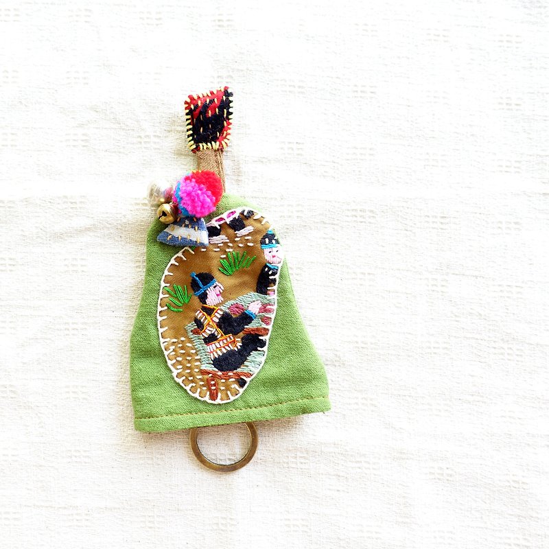 DUNIA handmade / Farmhouse gourd key holder / Hmong embroidered key cover - Talk and laugh - ที่ห้อยกุญแจ - ผ้าฝ้าย/ผ้าลินิน สีเขียว