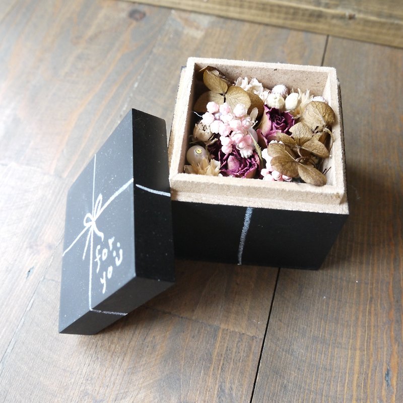 [Want to give you a surprise] dry flower square wooden box - ของวางตกแต่ง - พืช/ดอกไม้ สีดำ