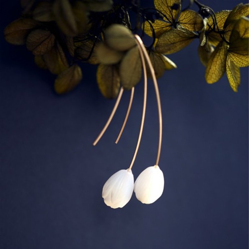 White Pearl Shell Flower lover Bud Earrings Luana - ต่างหู - เครื่องเพชรพลอย ขาว