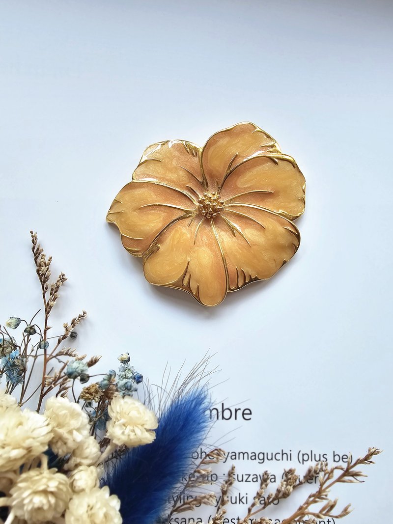 TRIFARI粉膚琺瑯木槿花胸針/別針/復古首飾/美國西洋古董飾品 - 胸針 - 其他金屬 
