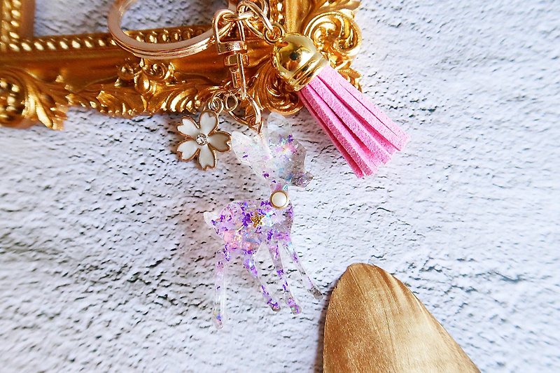 Dreamy deer plaque key ring - Charms - Resin 