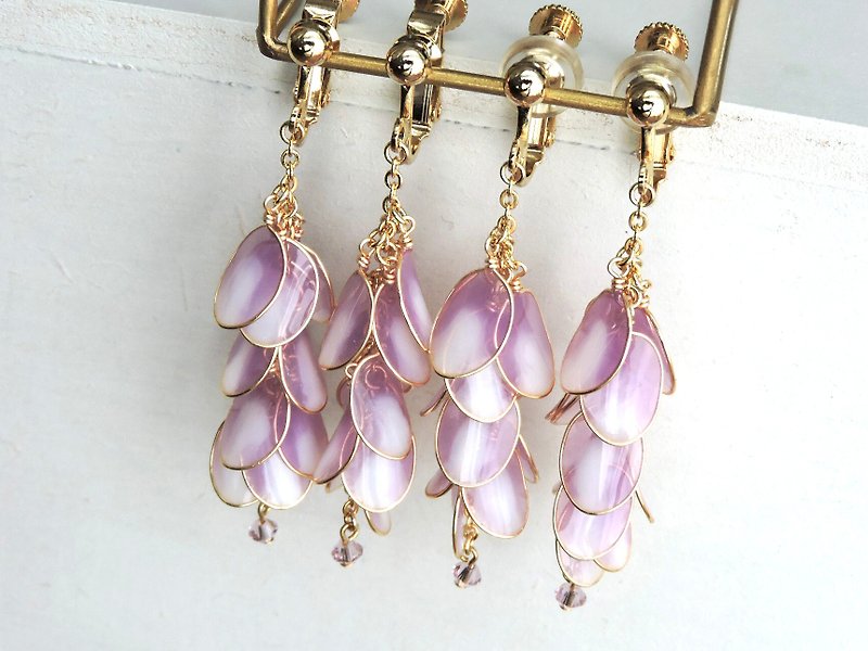 Wisteria flowers earrings / earrings Wisteria flowers - Earrings & Clip-ons - Resin Purple