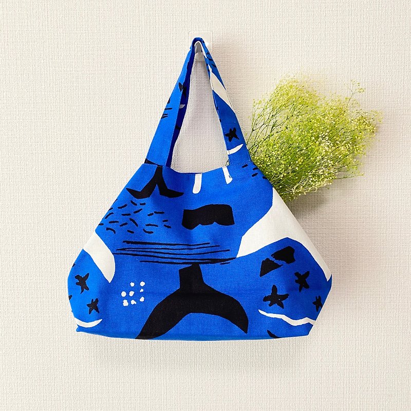 Spot and wind dual-purpose tote bag / blue sea whale - Handbags & Totes - Cotton & Hemp Blue