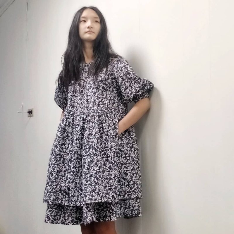 Puff-sleeved double-skirt short dress--blue and purple printed bubble cloth on white - ชุดเดรส - วัสดุอื่นๆ 