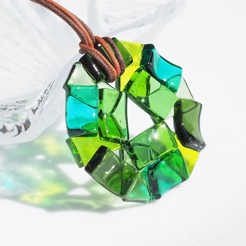 Glass kaleidoscope (Kaleidoscope [emerald]) necklace [made-to-order]