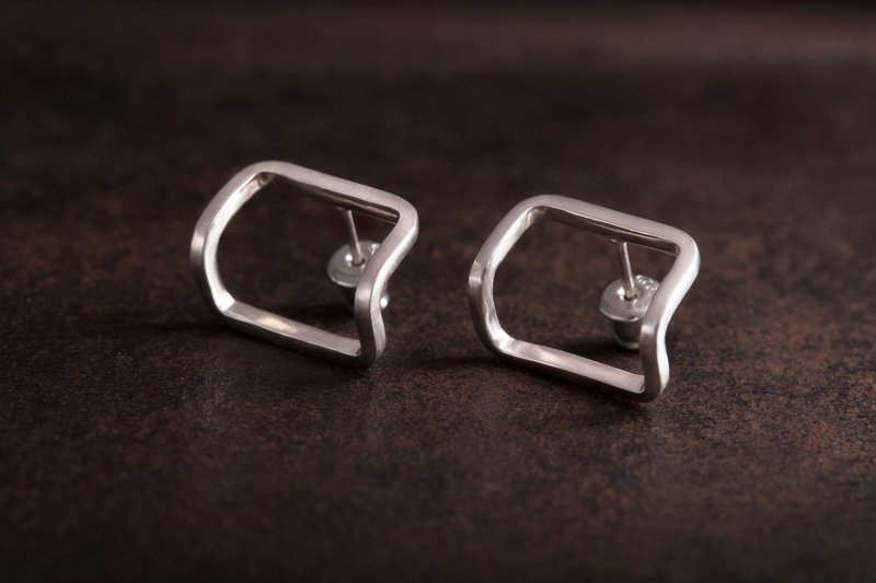 框折2號 純銀耳環 Edge Bending Earrings - 耳環/耳夾/耳骨夾 - 純銀 銀色