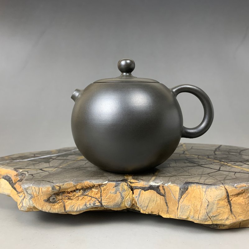 台灣【滲碳】手拉坏 西施 滲碳壺01 - 茶壺/茶杯/茶具 - 陶 黑色