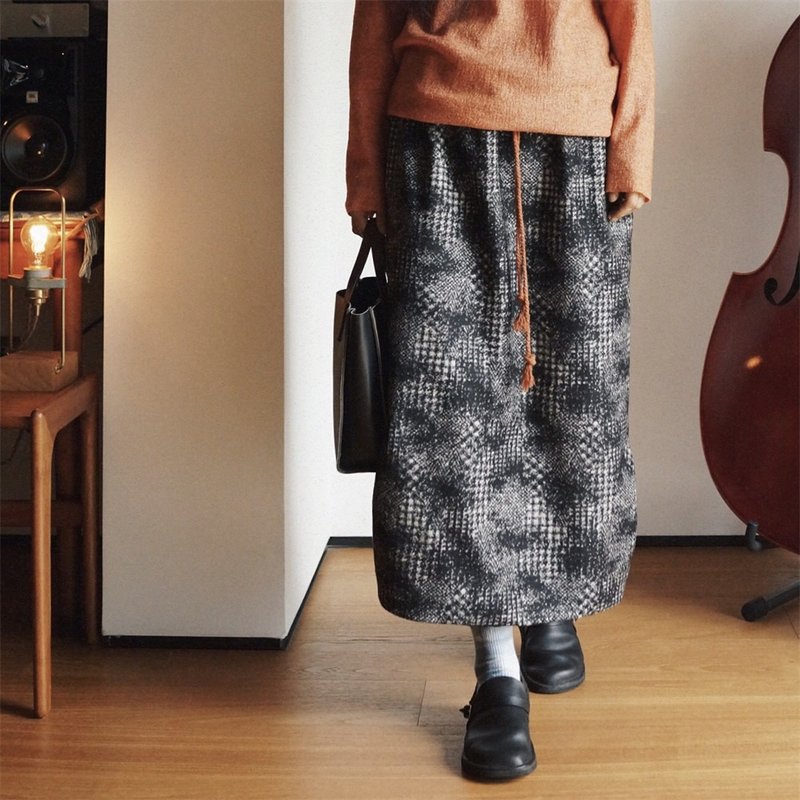 Black and gray patterned knitted stretch wool autumn and winter double pocket lined straight skirt - กระโปรง - ขนแกะ สีดำ