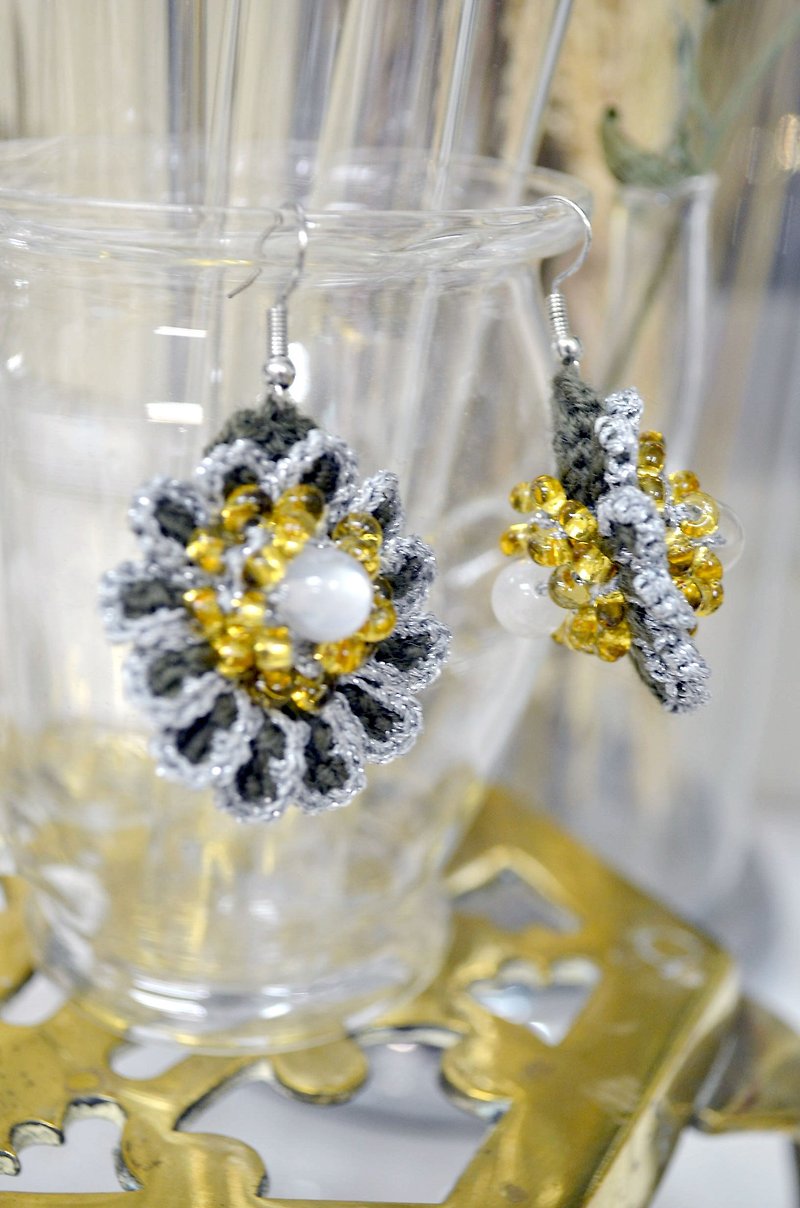 Japanese designer hand-hook cold flower earrings knit wool cold made in Japan - ต่างหู - ผ้าฝ้าย/ผ้าลินิน หลากหลายสี