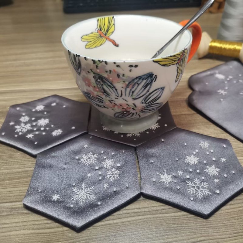 給獨一無二的妳 - 雪花杯墊 - 刺繡杯墊 - 下午茶時光 - 擺飾/家飾品 - 絲．絹 灰色