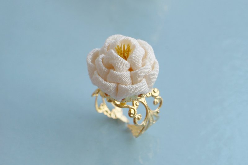 Gorgeous silk camellia ring white