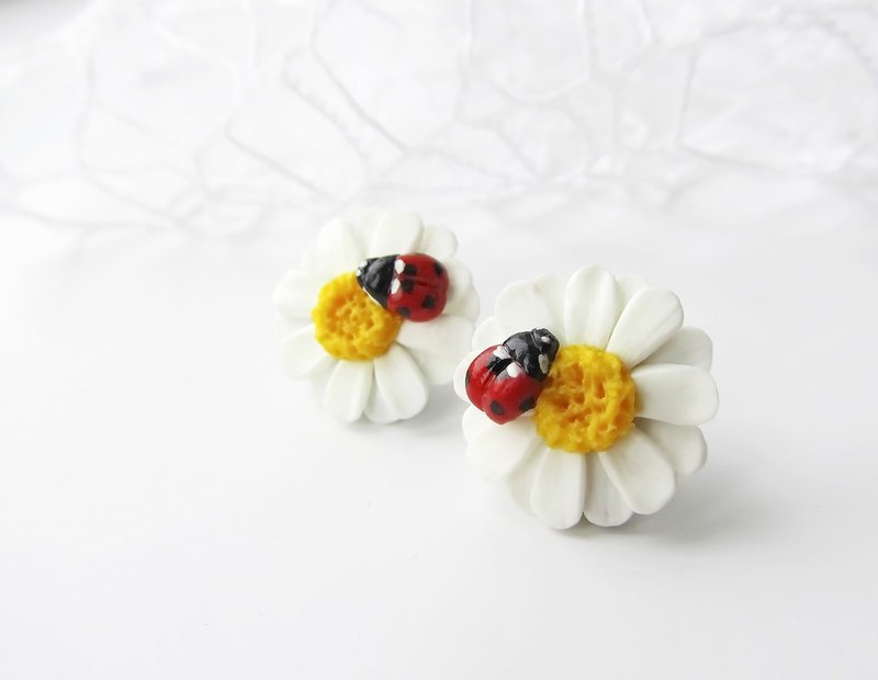 Daisy earrings clay Camomile stud earrings Summer Daisy Flower Ladybird earrings - 耳環/耳夾/耳骨夾 - 黏土 白色