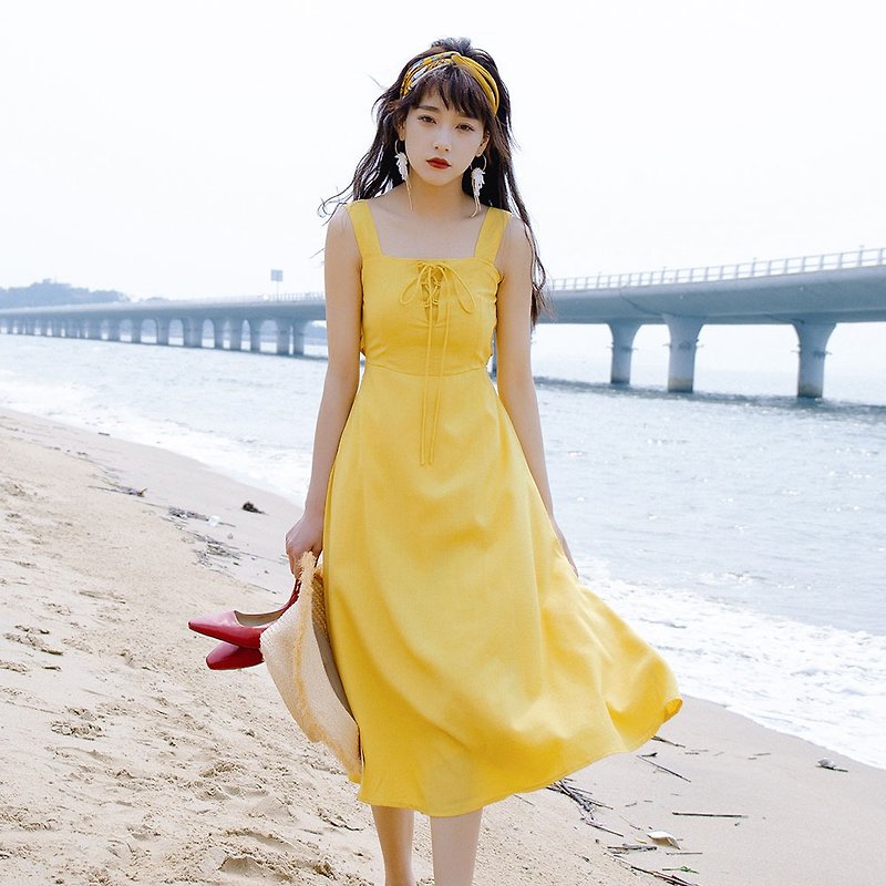 [Summer full] Anne Chen summer back hollow vest dress dress 9391 - ชุดเดรส - เส้นใยสังเคราะห์ สีเหลือง