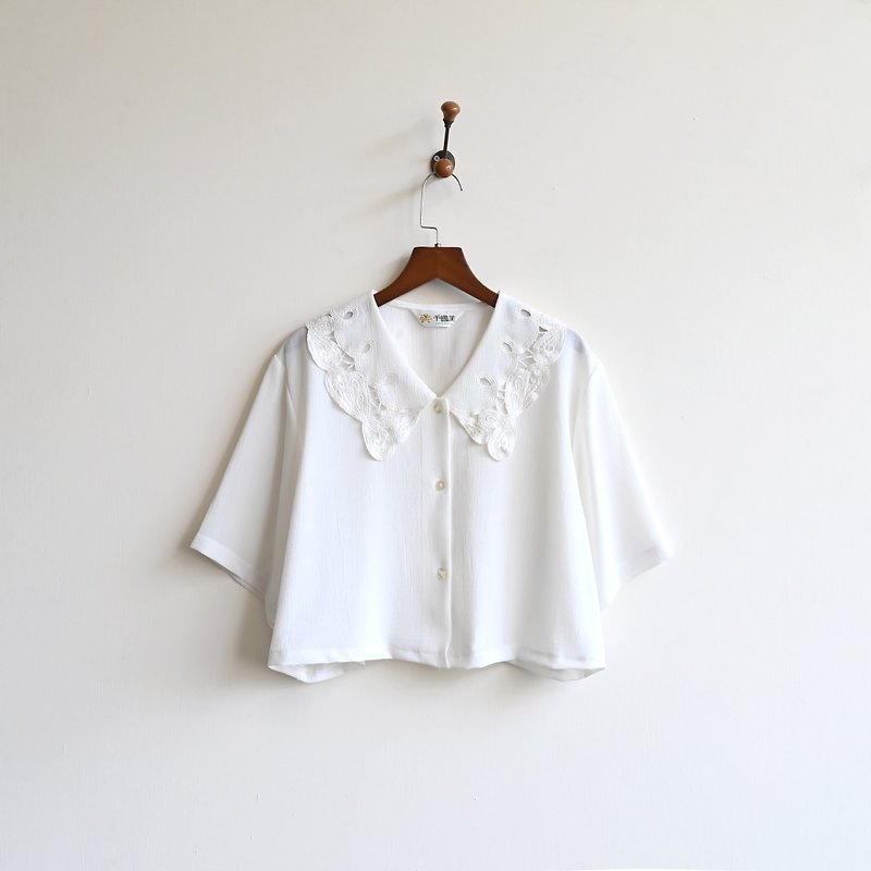 [Egg Plant Vintage] Galaxy Ice Crystal Carved Collar Short Sleeve Vintage Shirt - เสื้อเชิ้ตผู้หญิง - ไฟเบอร์อื่นๆ ขาว