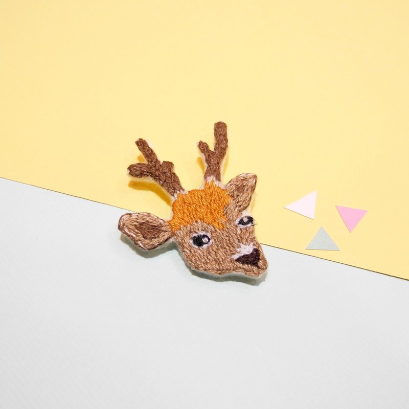 森林系刺繡小鹿 胸針別針 手工刺繡 - 胸針 - 繡線 咖啡色
